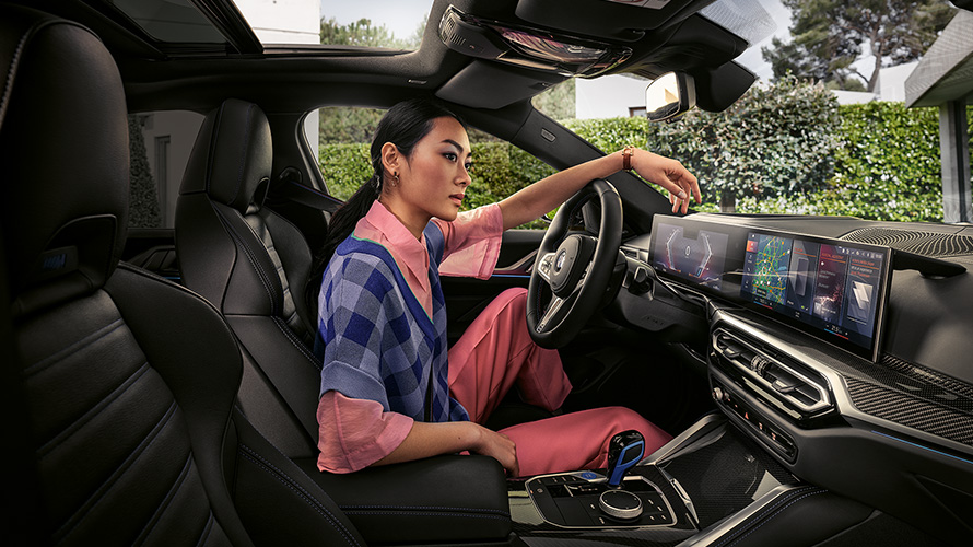 BMW i4 M50 G26 2021 Innenraum mit Frau auf Fahrersitz